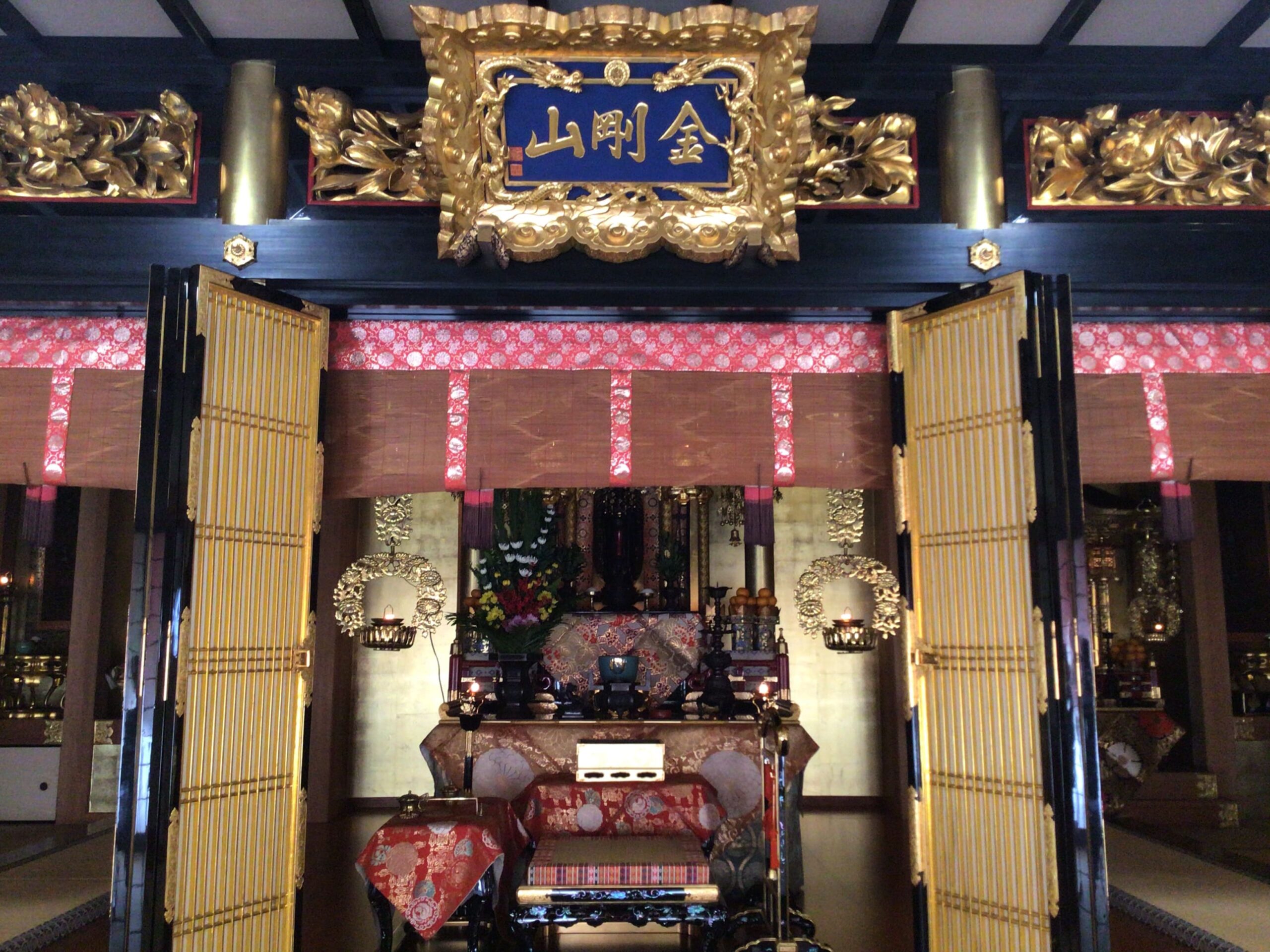 正久寺本堂の内陣