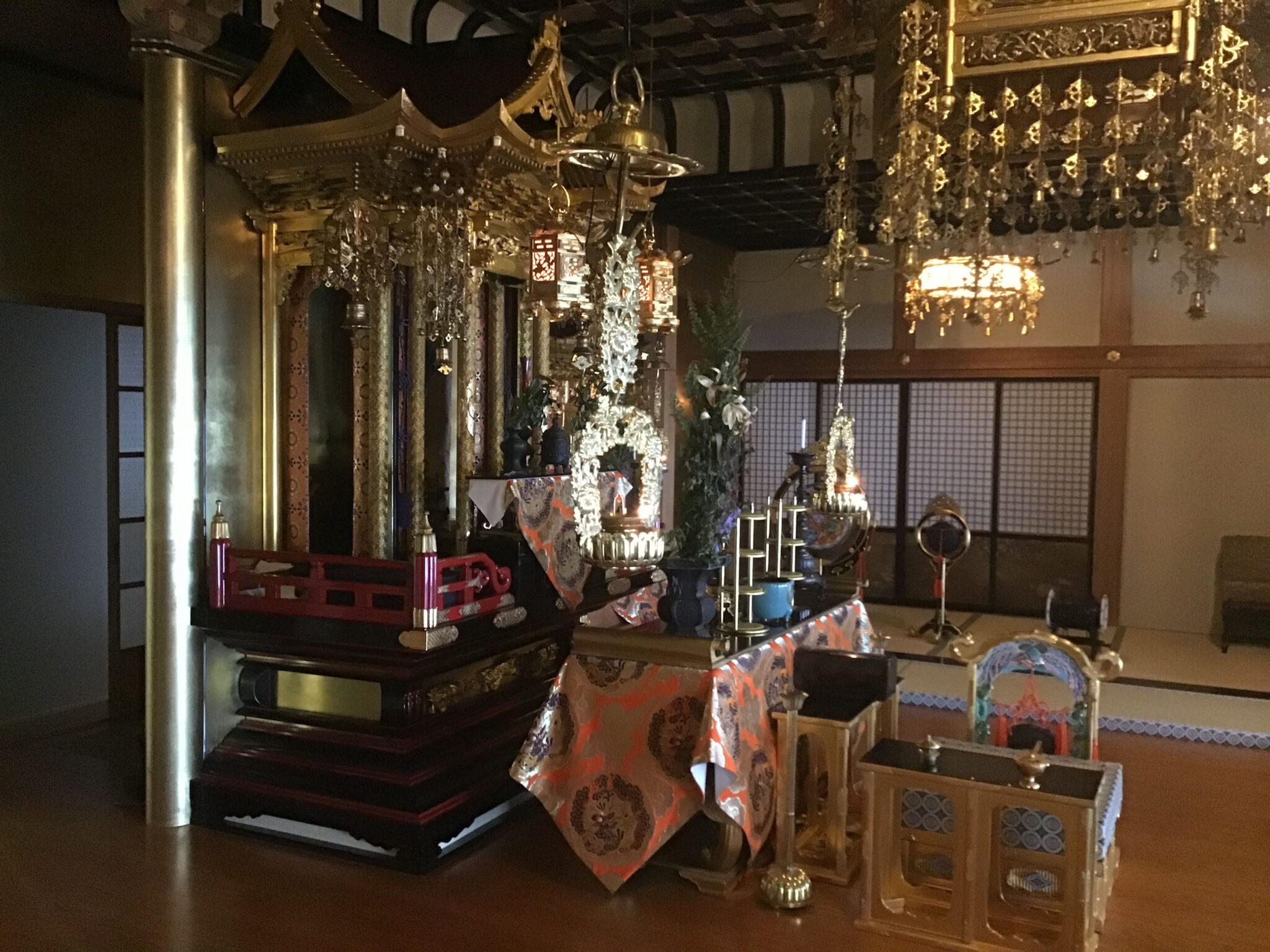 正久寺の本堂内陣