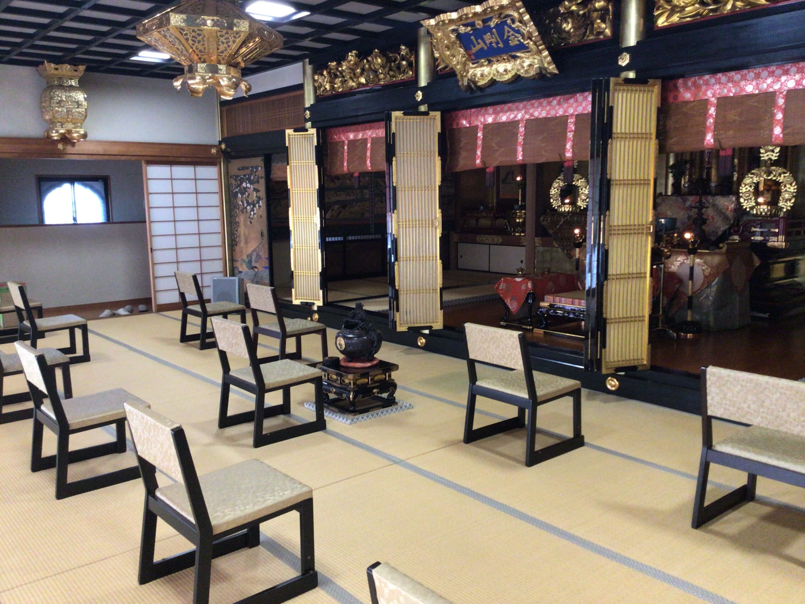 椅子席が並ぶ正久寺本堂